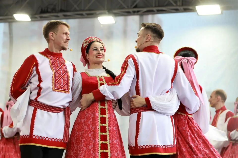 Концертом легендарного коллектива - Государственного академического Волжского русского народного хора им. П.М. Милославова - завершился первый день фестиваля "Русское поле" на Троицкой площади в Кургане Концертом легендарного коллектива - Государственного академического Волжского русского народного хора им. П.М. Милославова - завершился первый день фестиваля "Русское поле" на Троицкой площади в Кургане