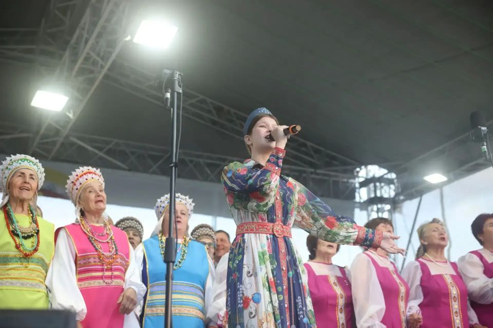 Концертом легендарного коллектива - Государственного академического Волжского русского народного хора им. П.М. Милославова - завершился первый день фестиваля "Русское поле" на Троицкой площади в Кургане Концертом легендарного коллектива - Государственного академического Волжского русского народного хора им. П.М. Милославова - завершился первый день фестиваля "Русское поле" на Троицкой площади в Кургане