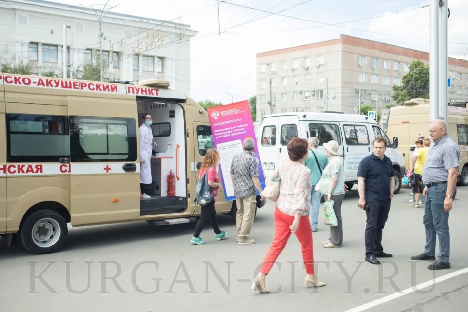 Сегодня на Троицкой площади, где проходит фестиваль славянской и казачьей культуры «Русское поле», прошла выездная акция «Будь здоров!», во время которой жители смогли проверить свое здоровье Сегодня на Троицкой площади, где проходит фестиваль славянской и казачьей культуры «Русское поле», прошла выездная акция «Будь здоров!», во время которой жители смогли проверить свое здоровье