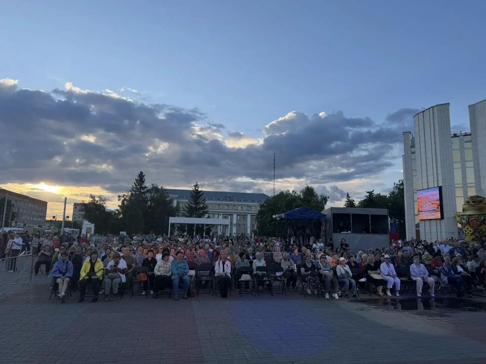 Концертом легендарного коллектива - Государственного академического Волжского русского народного хора им. П.М. Милославова - завершился первый день фестиваля "Русское поле" на Троицкой площади в Кургане Концертом легендарного коллектива - Государственного академического Волжского русского народного хора им. П.М. Милославова - завершился первый день фестиваля "Русское поле" на Троицкой площади в Кургане