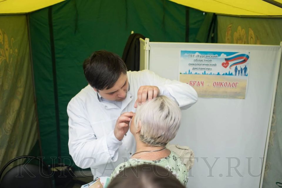 Сегодня на Троицкой площади, где проходит фестиваль славянской и казачьей культуры «Русское поле», прошла выездная акция «Будь здоров!», во время которой жители смогли проверить свое здоровье Сегодня на Троицкой площади, где проходит фестиваль славянской и казачьей культуры «Русское поле», прошла выездная акция «Будь здоров!», во время которой жители смогли проверить свое здоровье