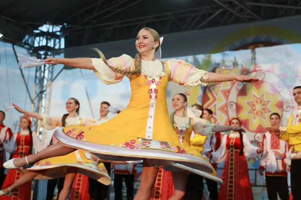 Концертом легендарного коллектива - Государственного академического Волжского русского народного хора им. П.М. Милославова - завершился первый день фестиваля "Русское поле" на Троицкой площади в Кургане Концертом легендарного коллектива - Государственного академического Волжского русского народного хора им. П.М. Милославова - завершился первый день фестиваля "Русское поле" на Троицкой площади в Кургане