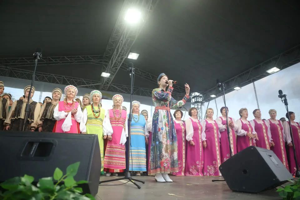 Концертом легендарного коллектива - Государственного академического Волжского русского народного хора им. П.М. Милославова - завершился первый день фестиваля "Русское поле" на Троицкой площади в Кургане Концертом легендарного коллектива - Государственного академического Волжского русского народного хора им. П.М. Милославова - завершился первый день фестиваля "Русское поле" на Троицкой площади в Кургане
