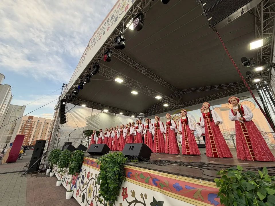 Концертом легендарного коллектива - Государственного академического Волжского русского народного хора им. П.М. Милославова - завершился первый день фестиваля "Русское поле" на Троицкой площади в Кургане Концертом легендарного коллектива - Государственного академического Волжского русского народного хора им. П.М. Милославова - завершился первый день фестиваля "Русское поле" на Троицкой площади в Кургане