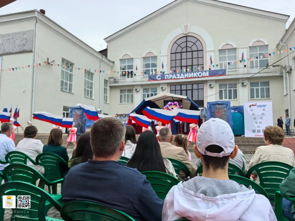 В Шадринске в День России отцу участника спецоперации вручили медаль «Отец солдата»