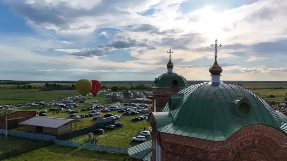 Сегодня, 13 июня, второй день фестиваля славянской и казачьей культуры «Русское поле» прошел в этнографическом комплексе «Белозерская слобода» в селе Рычково Белозерского округа, собрав сотни гостей Сегодня, 13 июня, второй день фестиваля славянской и казачьей культуры «Русское поле» прошел в этнографическом комплексе «Белозерская слобода» в селе Рычково Белозерского округа, собрав сотни гостей