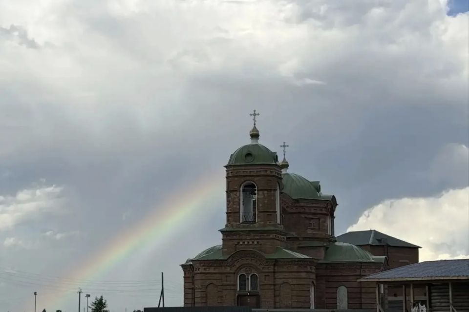 Сегодня, 13 июня, второй день фестиваля славянской и казачьей культуры «Русское поле» прошел в этнографическом комплексе «Белозерская слобода» в селе Рычково Белозерского округа, собрав сотни гостей