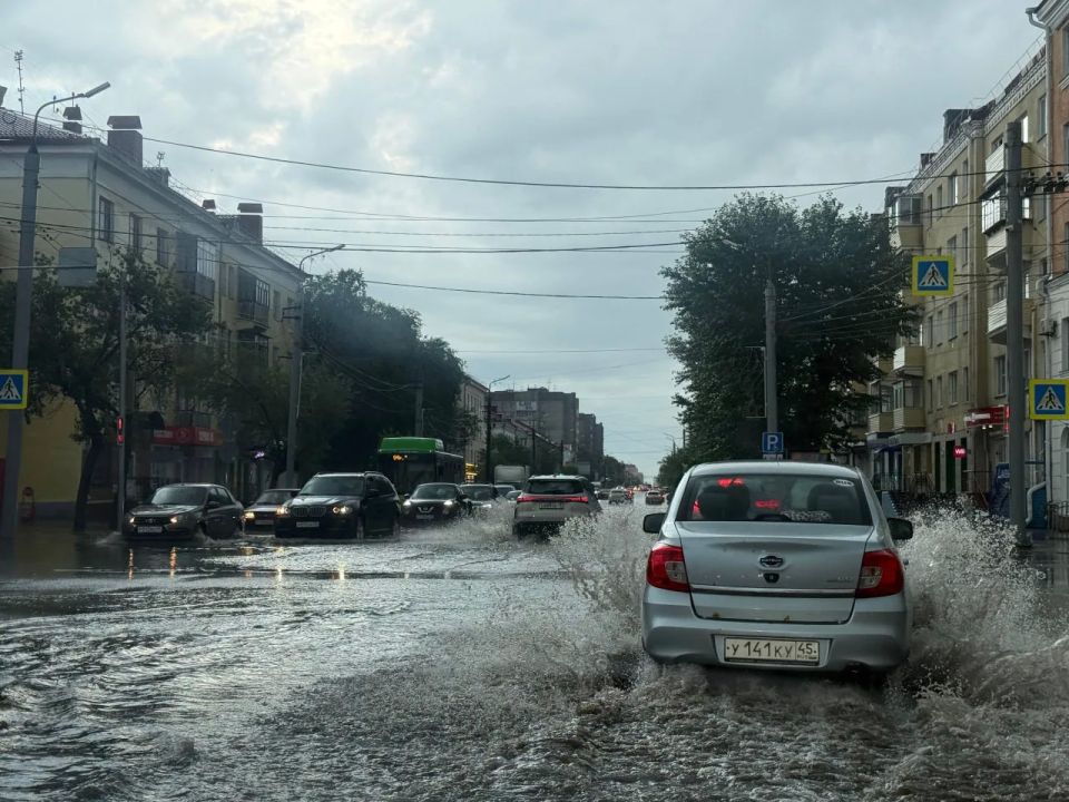 Курган заливает сильным ливнем Курган заливает сильным ливнем