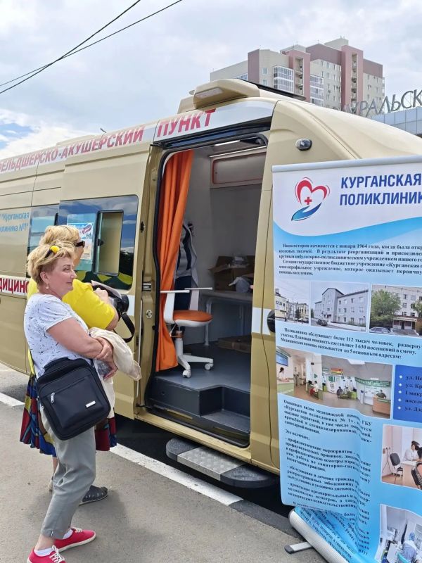 В День России, 12 июня, в центре Кургана — на Троицкой площади — состоялась масштабная профилактическая акция «Будь здоров!». В День России, 12 июня, в центре Кургана — на Троицкой площади — состоялась масштабная профилактическая акция «Будь здоров!».