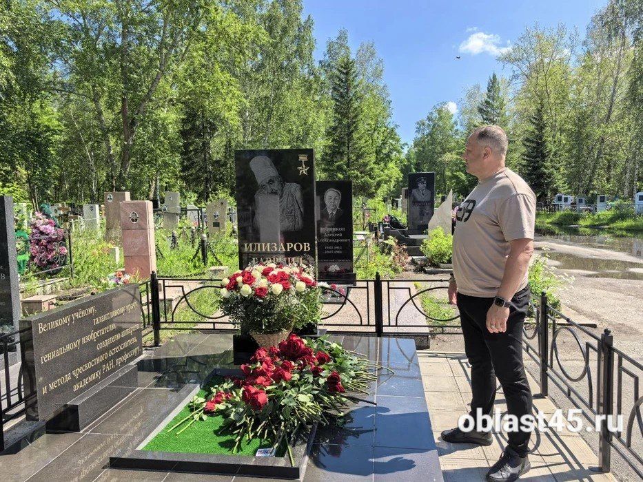 Скрипка и карты: какими ещё воспоминаниями о великом дедушке поделились внуки Илизарова в Кургане