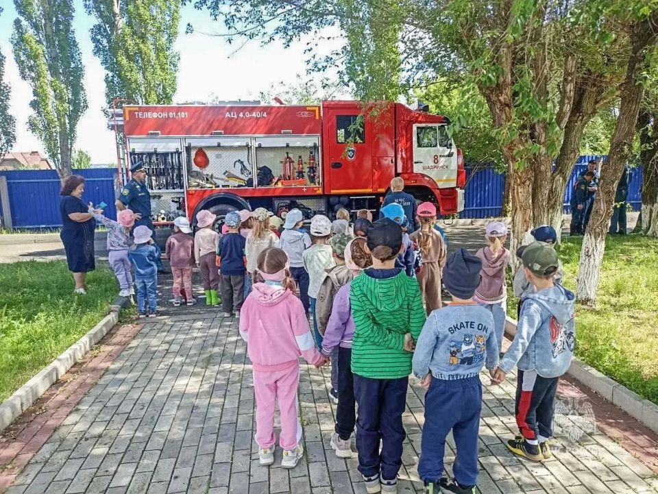 Шадринские дошколята приняли участие в эстафете «Юный пожарный», которую для них организовали сотрудники МЧС России Шадринские дошколята приняли участие в эстафете «Юный пожарный», которую для них организовали сотрудники МЧС России
