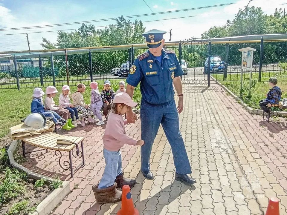 Шадринские дошколята приняли участие в эстафете «Юный пожарный», которую для них организовали сотрудники МЧС России Шадринские дошколята приняли участие в эстафете «Юный пожарный», которую для них организовали сотрудники МЧС России