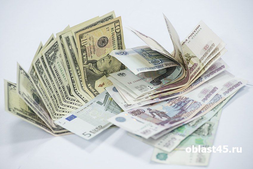 Курганская пенсионерка отдала мошенникам все свои доллары и рубли