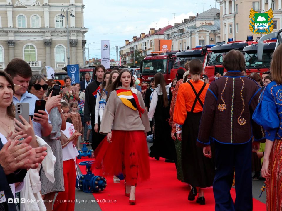 Во вторник, 16 июня, на центральной площади Кургана в рамках Всероссийского форума арматуростроителей России и межрегиональной выставки «КурганСпецПром-2026» прошел показ одежды от дизайнеров Уральского федерального округа Во вторник, 16 июня, на центральной площади Кургана в рамках Всероссийского форума арматуростроителей России и межрегиональной выставки «КурганСпецПром-2026» прошел показ одежды от дизайнеров Уральского федерального округа