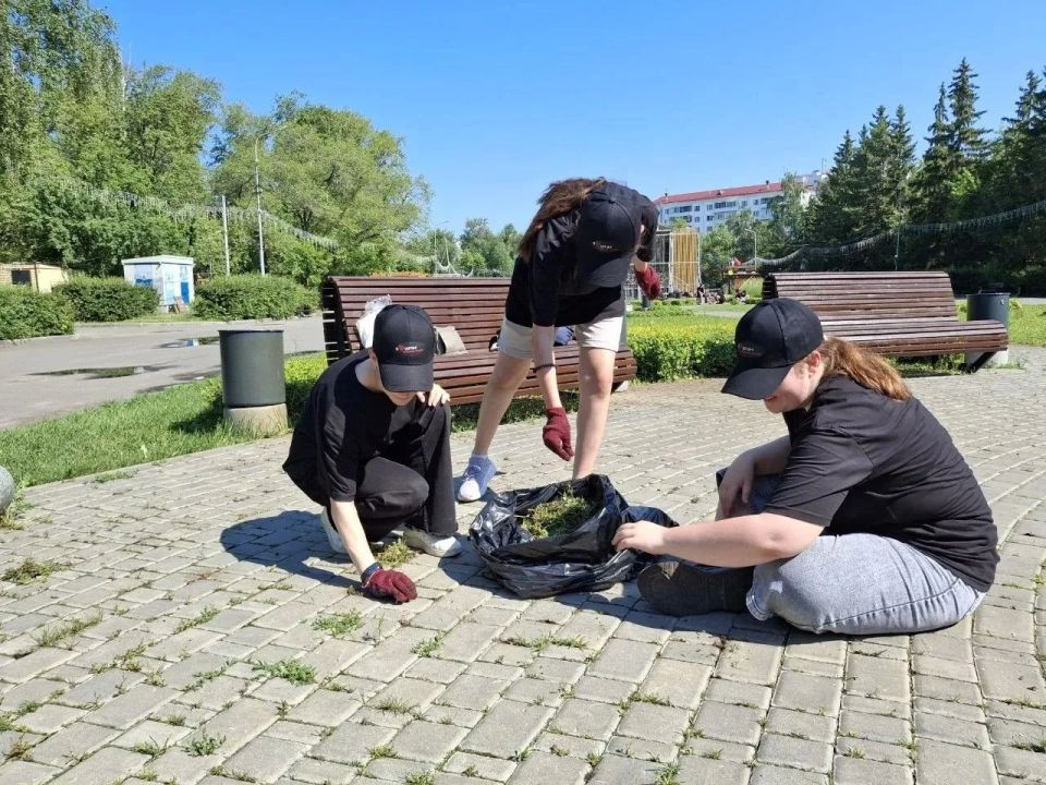 В Кургане продолжается ежегодная акция «Я люблю Курган! — Трудовые отряды», которая уже 25 лет объединяет школьников в стремлении сделать родной город чище и красивее В Кургане продолжается ежегодная акция «Я люблю Курган! — Трудовые отряды», которая уже 25 лет объединяет школьников в стремлении сделать родной город чище и красивее