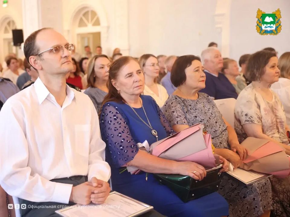 Накануне профессионального праздника – Дня медицинского работника, который традиционно отмечается в третье воскресенье июня, губернатор Курганской области Вадим Шумков поздравил работников здравоохранения региона и вручил им... Накануне профессионального праздника – Дня медицинского работника, который традиционно отмечается в третье воскресенье июня, губернатор Курганской области Вадим Шумков поздравил работников здравоохранения региона и вручил им...