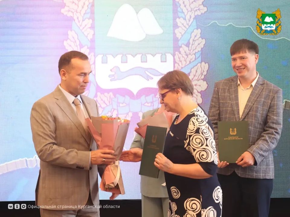 Накануне профессионального праздника – Дня медицинского работника, который традиционно отмечается в третье воскресенье июня, губернатор Курганской области Вадим Шумков поздравил работников здравоохранения региона и вручил им... Накануне профессионального праздника – Дня медицинского работника, который традиционно отмечается в третье воскресенье июня, губернатор Курганской области Вадим Шумков поздравил работников здравоохранения региона и вручил им...