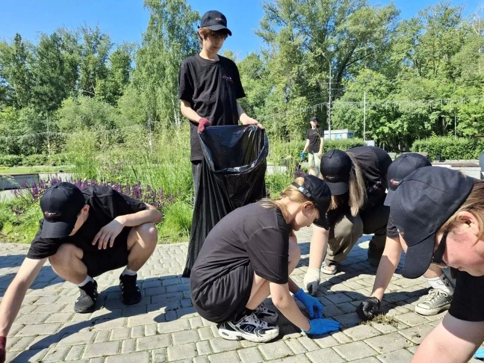 В Кургане продолжается ежегодная акция «Я люблю Курган! — Трудовые отряды», которая уже 25 лет объединяет школьников в стремлении сделать родной город чище и красивее В Кургане продолжается ежегодная акция «Я люблю Курган! — Трудовые отряды», которая уже 25 лет объединяет школьников в стремлении сделать родной город чище и красивее