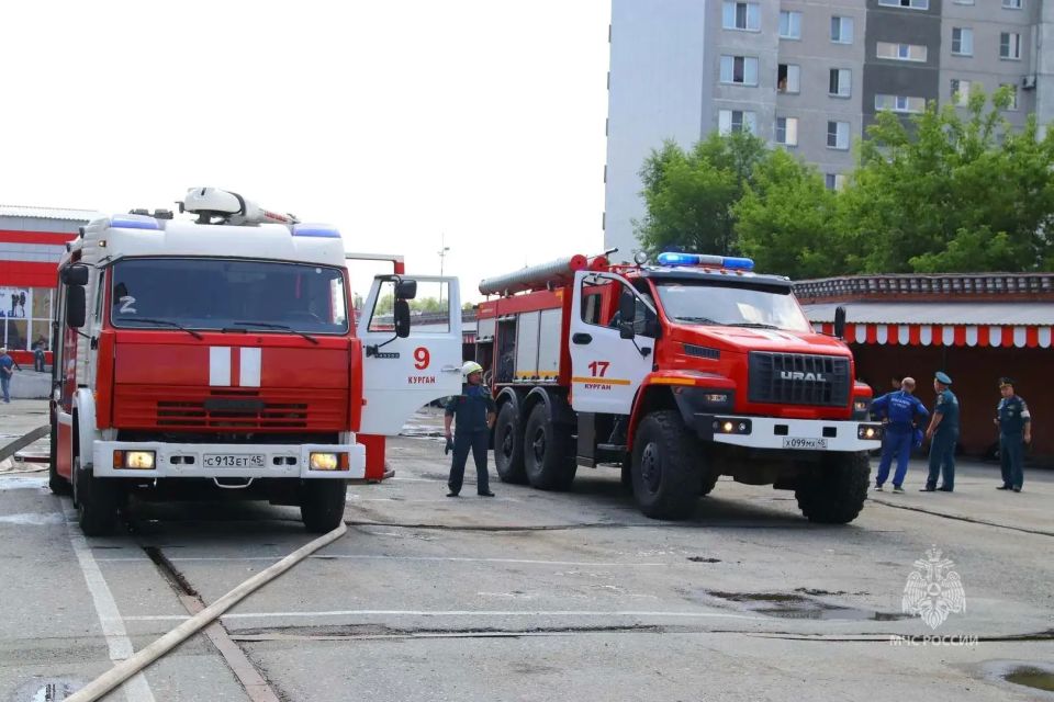 #БудниМЧС. В Кургане сотрудники МЧС России отработали действия при крупном пожаре на Центральном рынке По замыслу пожарно-тактических учений в результате короткого замыкания электрической проводки произошло возгорание вещей... #БудниМЧС. В Кургане сотрудники МЧС России отработали действия при крупном пожаре на Центральном рынке По замыслу пожарно-тактических учений в результате короткого замыкания электрической проводки произошло возгорание вещей...