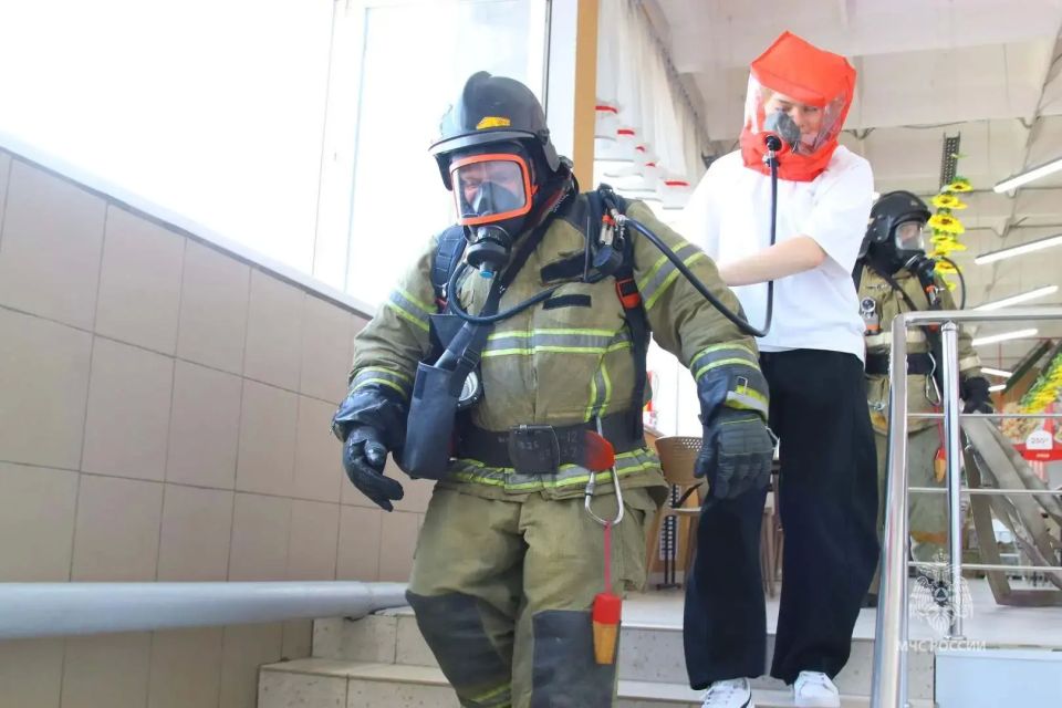 #БудниМЧС. В Кургане сотрудники МЧС России отработали действия при крупном пожаре на Центральном рынке По замыслу пожарно-тактических учений в результате короткого замыкания электрической проводки произошло возгорание вещей... #БудниМЧС. В Кургане сотрудники МЧС России отработали действия при крупном пожаре на Центральном рынке По замыслу пожарно-тактических учений в результате короткого замыкания электрической проводки произошло возгорание вещей...