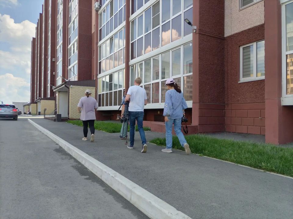 Журналистский «санитарный патруль» совместно с руководителем Государственной жилищной инспекции Курганской области Еленой Хромовой и помощником прокурора города Кургана, советником юстиции Вячеславом Недорезовым оценил... Журналистский «санитарный патруль» совместно с руководителем Государственной жилищной инспекции Курганской области Еленой Хромовой и помощником прокурора города Кургана, советником юстиции Вячеславом Недорезовым оценил...