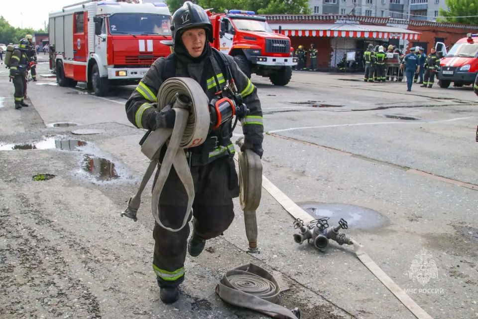 #БудниМЧС. В Кургане сотрудники МЧС России отработали действия при крупном пожаре на Центральном рынке По замыслу пожарно-тактических учений в результате короткого замыкания электрической проводки произошло возгорание вещей... #БудниМЧС. В Кургане сотрудники МЧС России отработали действия при крупном пожаре на Центральном рынке По замыслу пожарно-тактических учений в результате короткого замыкания электрической проводки произошло возгорание вещей...