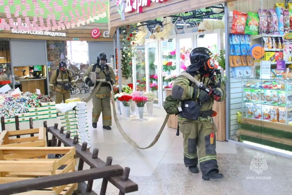 #БудниМЧС. В Кургане сотрудники МЧС России отработали действия при крупном пожаре на Центральном рынке По замыслу пожарно-тактических учений в результате короткого замыкания электрической проводки произошло возгорание вещей... #БудниМЧС. В Кургане сотрудники МЧС России отработали действия при крупном пожаре на Центральном рынке По замыслу пожарно-тактических учений в результате короткого замыкания электрической проводки произошло возгорание вещей...