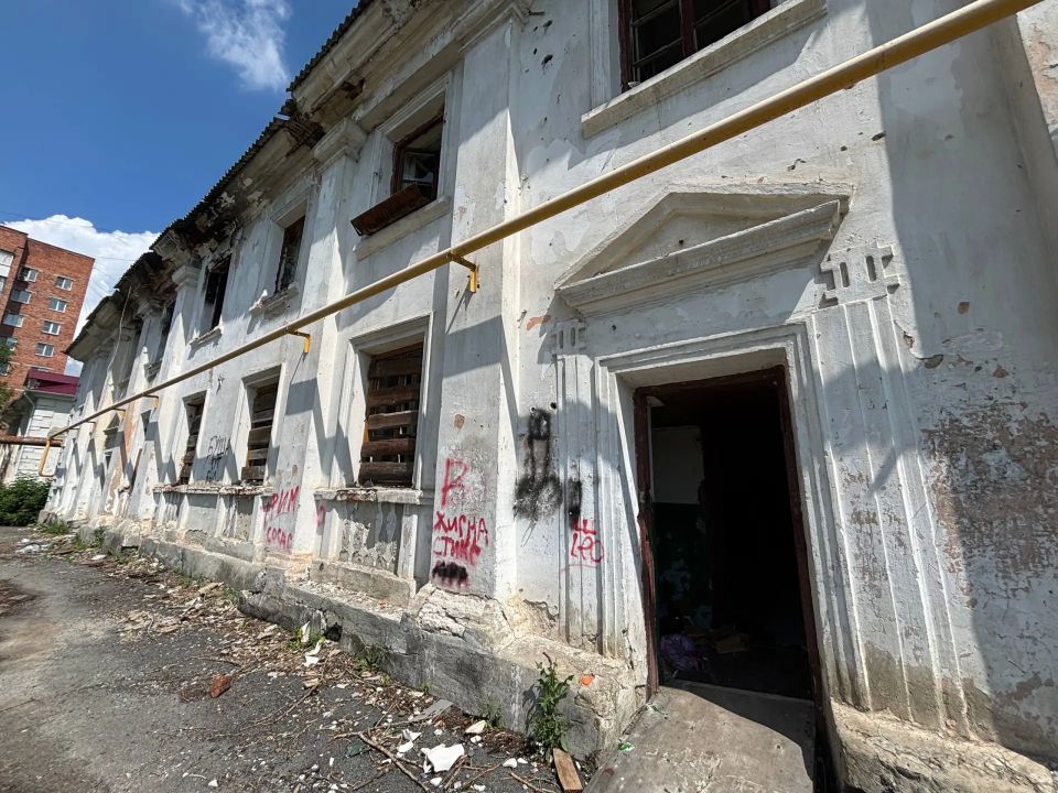 Заброшки на Сухэ-Батора снесут: рабочие огораживают территорию Заброшки на Сухэ-Батора снесут: рабочие огораживают территорию