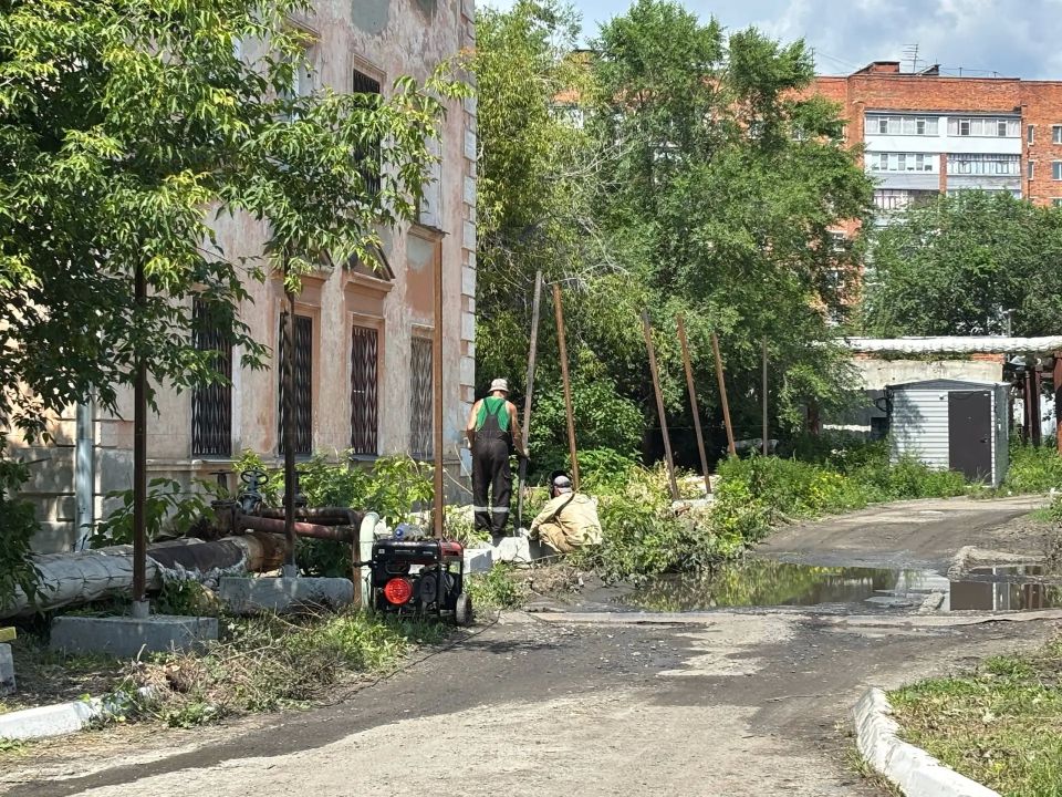 Заброшки на Сухэ-Батора снесут: рабочие огораживают территорию Заброшки на Сухэ-Батора снесут: рабочие огораживают территорию