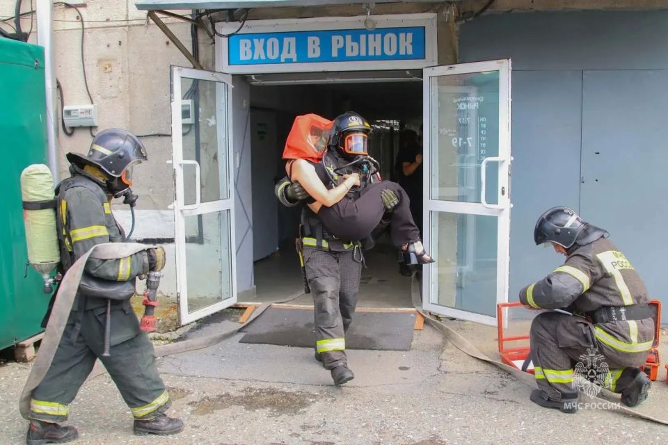 #БудниМЧС. В Кургане сотрудники МЧС России отработали действия при крупном пожаре на Центральном рынке По замыслу пожарно-тактических учений в результате короткого замыкания электрической проводки произошло возгорание вещей... #БудниМЧС. В Кургане сотрудники МЧС России отработали действия при крупном пожаре на Центральном рынке По замыслу пожарно-тактических учений в результате короткого замыкания электрической проводки произошло возгорание вещей...