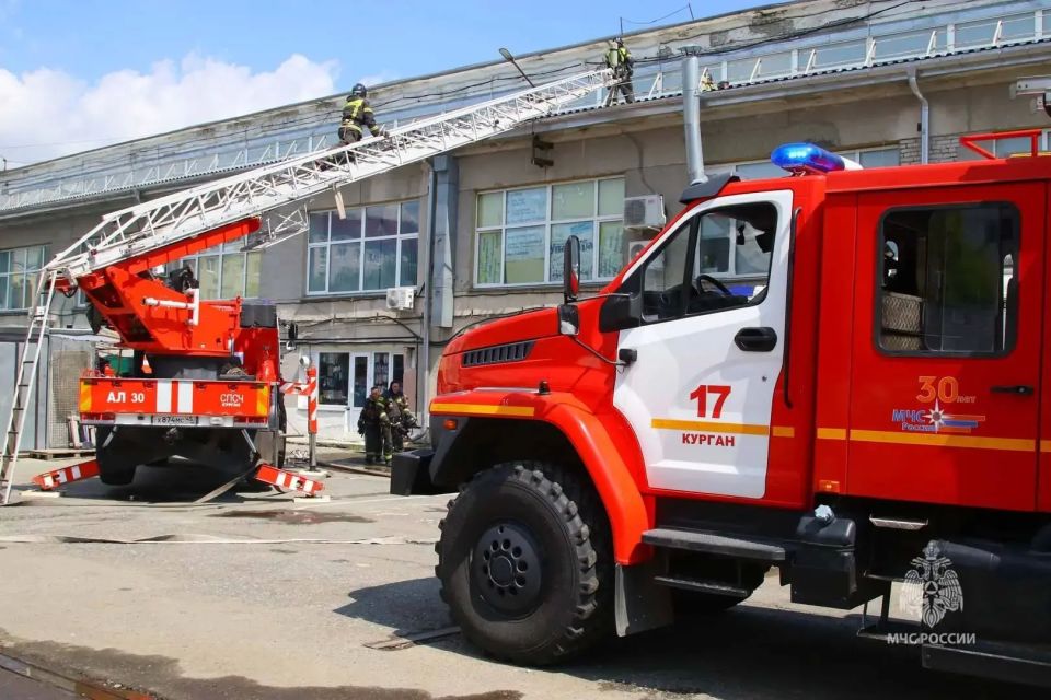 #БудниМЧС. В Кургане сотрудники МЧС России отработали действия при крупном пожаре на Центральном рынке По замыслу пожарно-тактических учений в результате короткого замыкания электрической проводки произошло возгорание вещей... #БудниМЧС. В Кургане сотрудники МЧС России отработали действия при крупном пожаре на Центральном рынке По замыслу пожарно-тактических учений в результате короткого замыкания электрической проводки произошло возгорание вещей...
