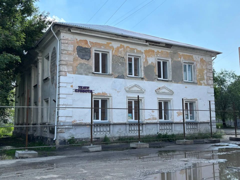 Заброшки на Сухэ-Батора снесут: рабочие огораживают территорию Заброшки на Сухэ-Батора снесут: рабочие огораживают территорию