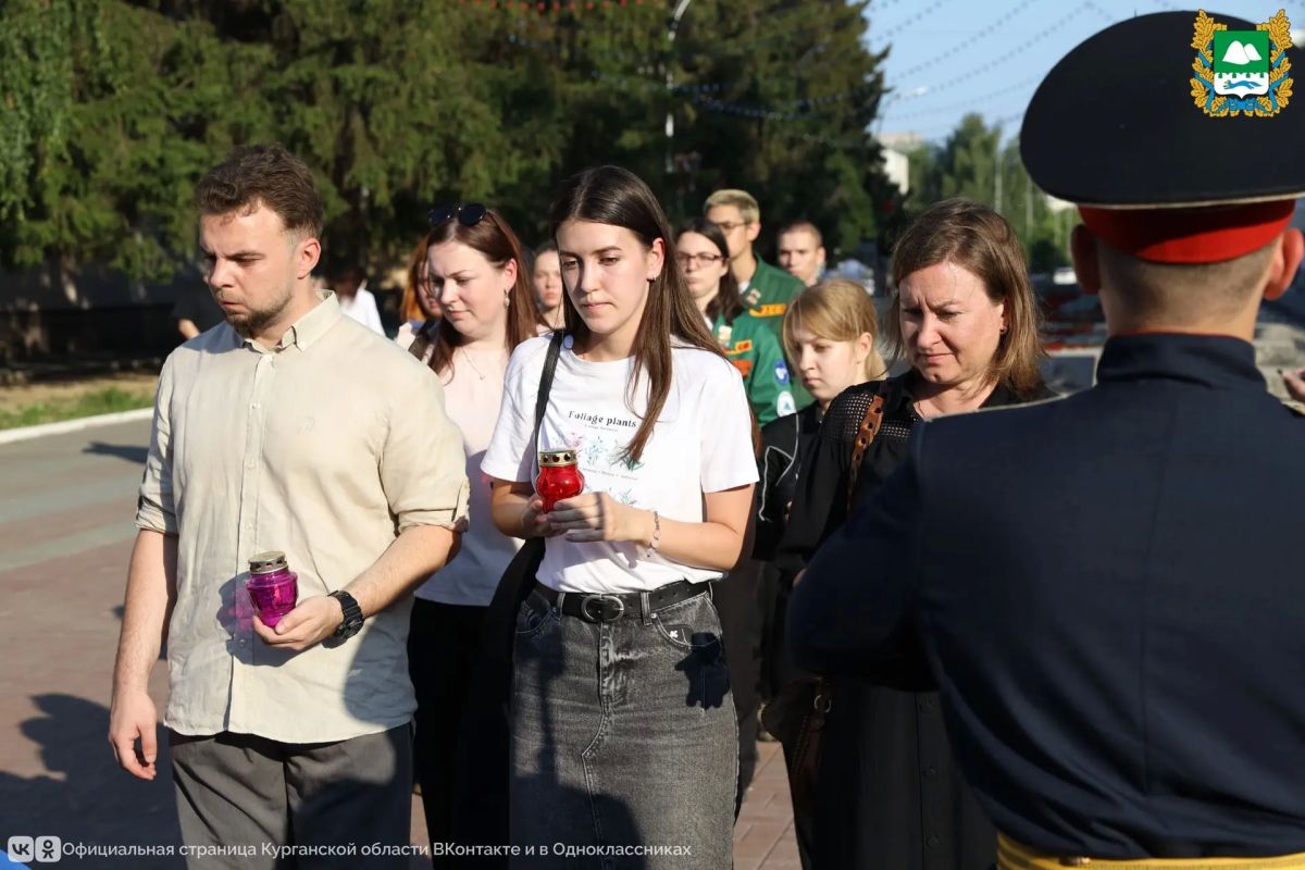 Сотни лампад зажглись в Кургане накануне Дня памяти и скорби Сотни лампад зажглись в Кургане накануне Дня памяти и скорби