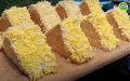 Необычная подача традиционного блюда: закусочные пирожные "Мимоза" на крекерах