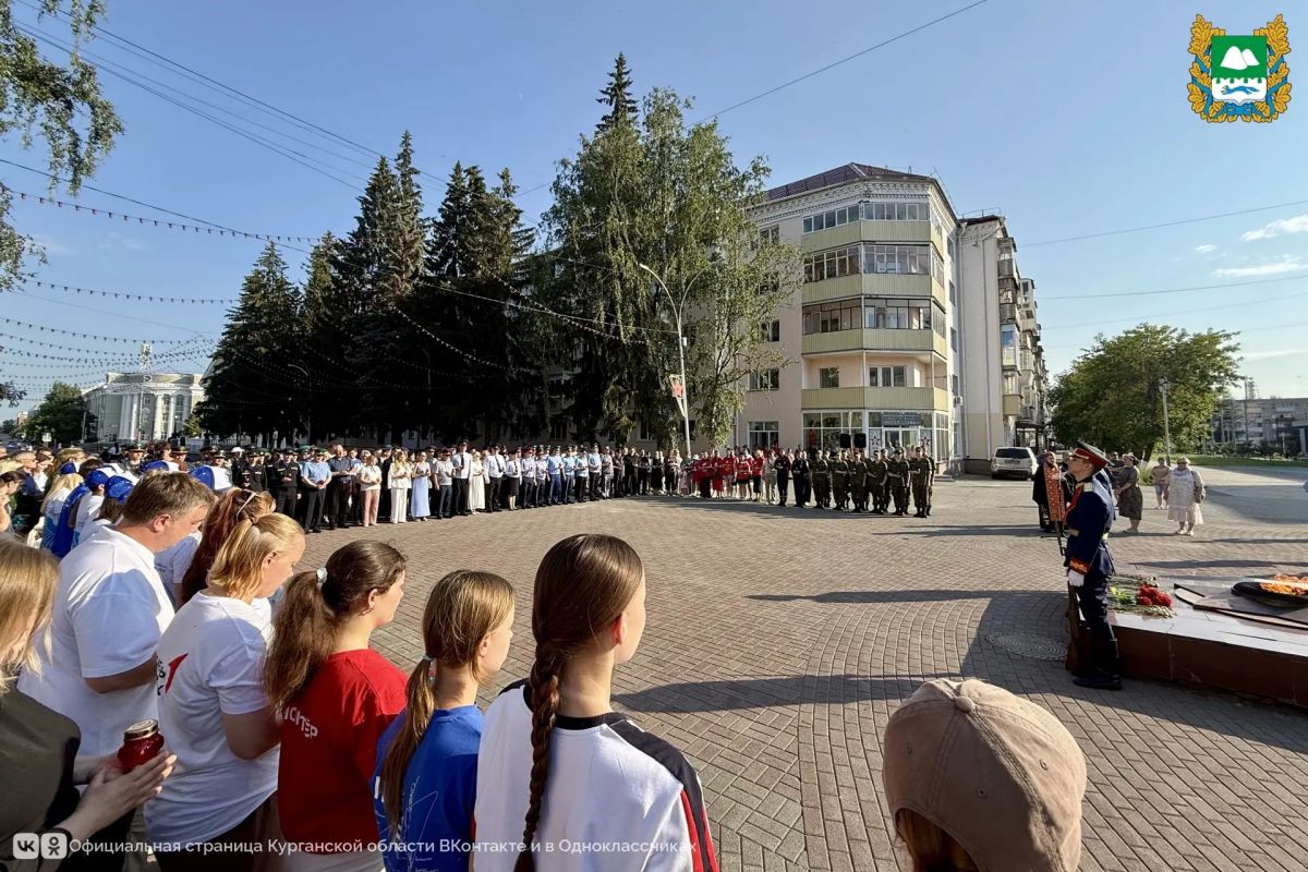 Сотни лампад зажглись в Кургане накануне Дня памяти и скорби Сотни лампад зажглись в Кургане накануне Дня памяти и скорби