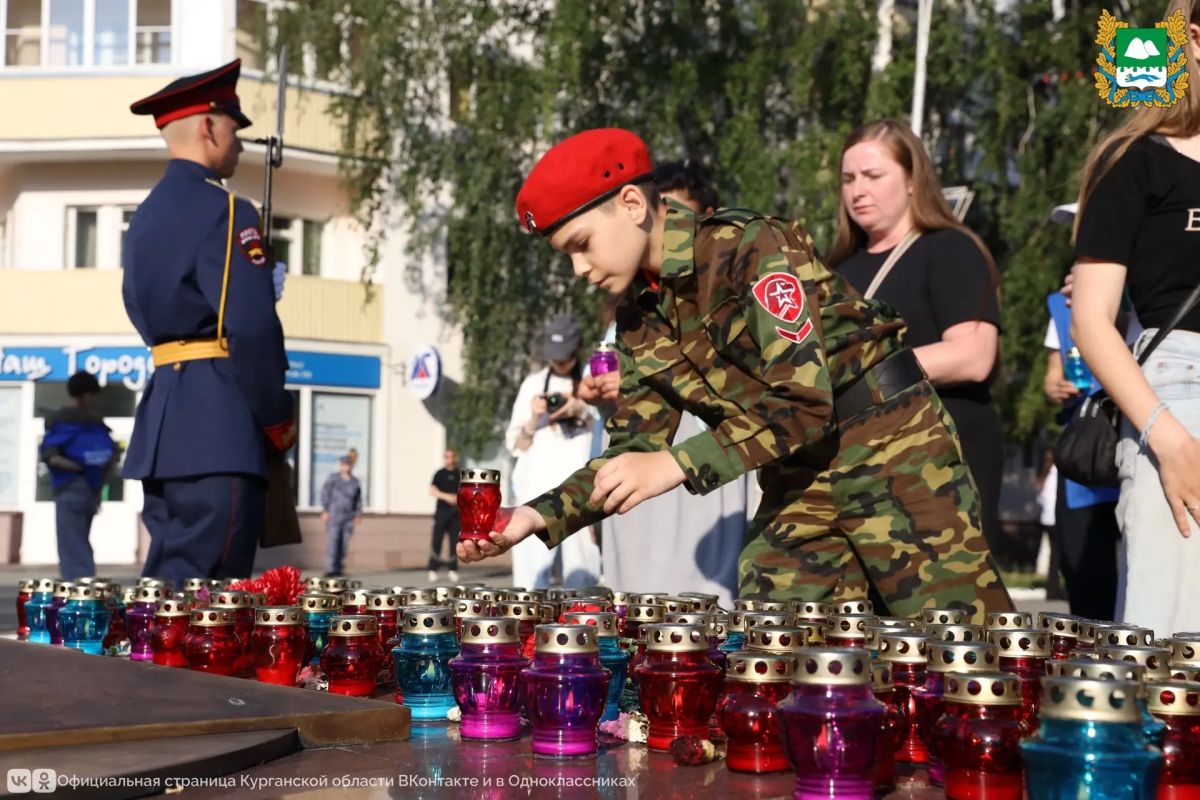 Сотни лампад зажглись в Кургане накануне Дня памяти и скорби Сотни лампад зажглись в Кургане накануне Дня памяти и скорби