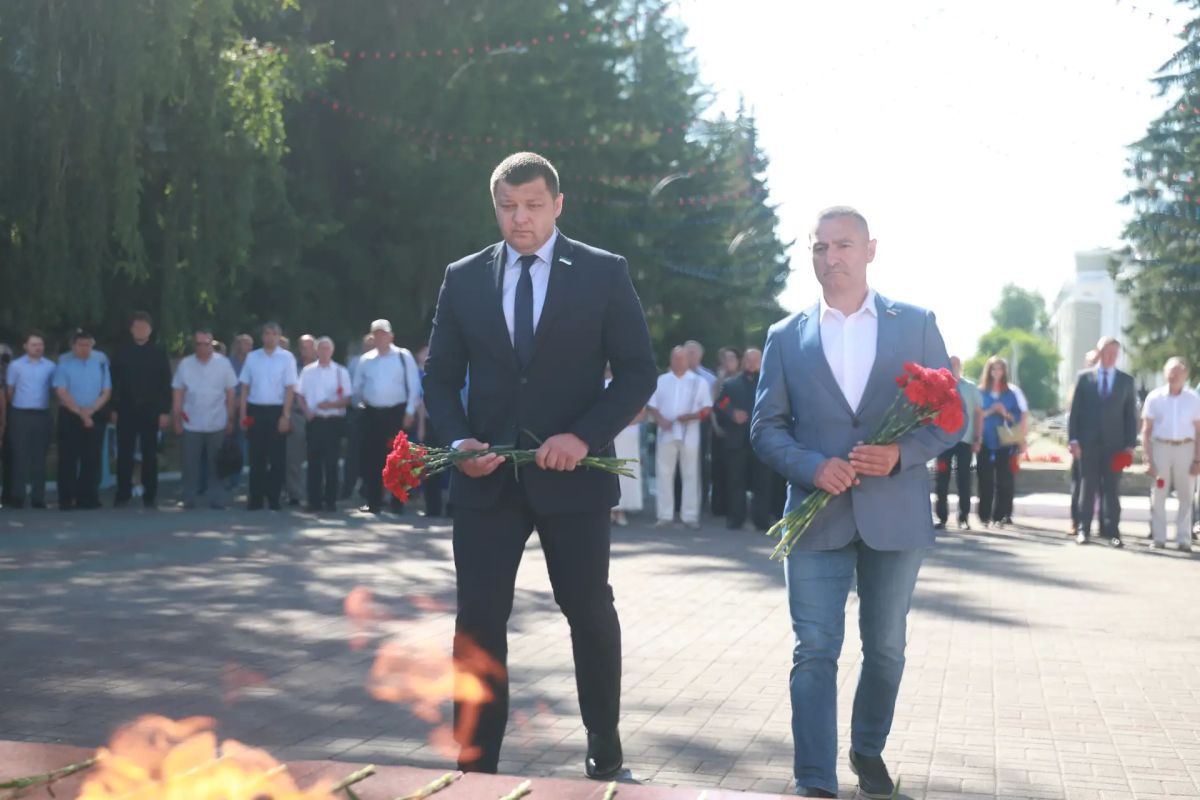Сегодня, 22 июня, в День памяти и скорби, в Кургане состоялась церемония возложения цветов к Вечному огню Сегодня, 22 июня, в День памяти и скорби, в Кургане состоялась церемония возложения цветов к Вечному огню