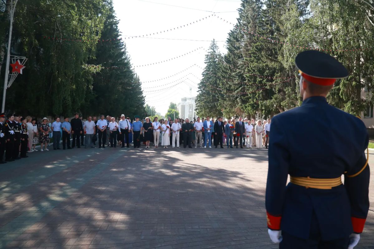 Сегодня, 22 июня, в День памяти и скорби, в Кургане состоялась церемония возложения цветов к Вечному огню Сегодня, 22 июня, в День памяти и скорби, в Кургане состоялась церемония возложения цветов к Вечному огню