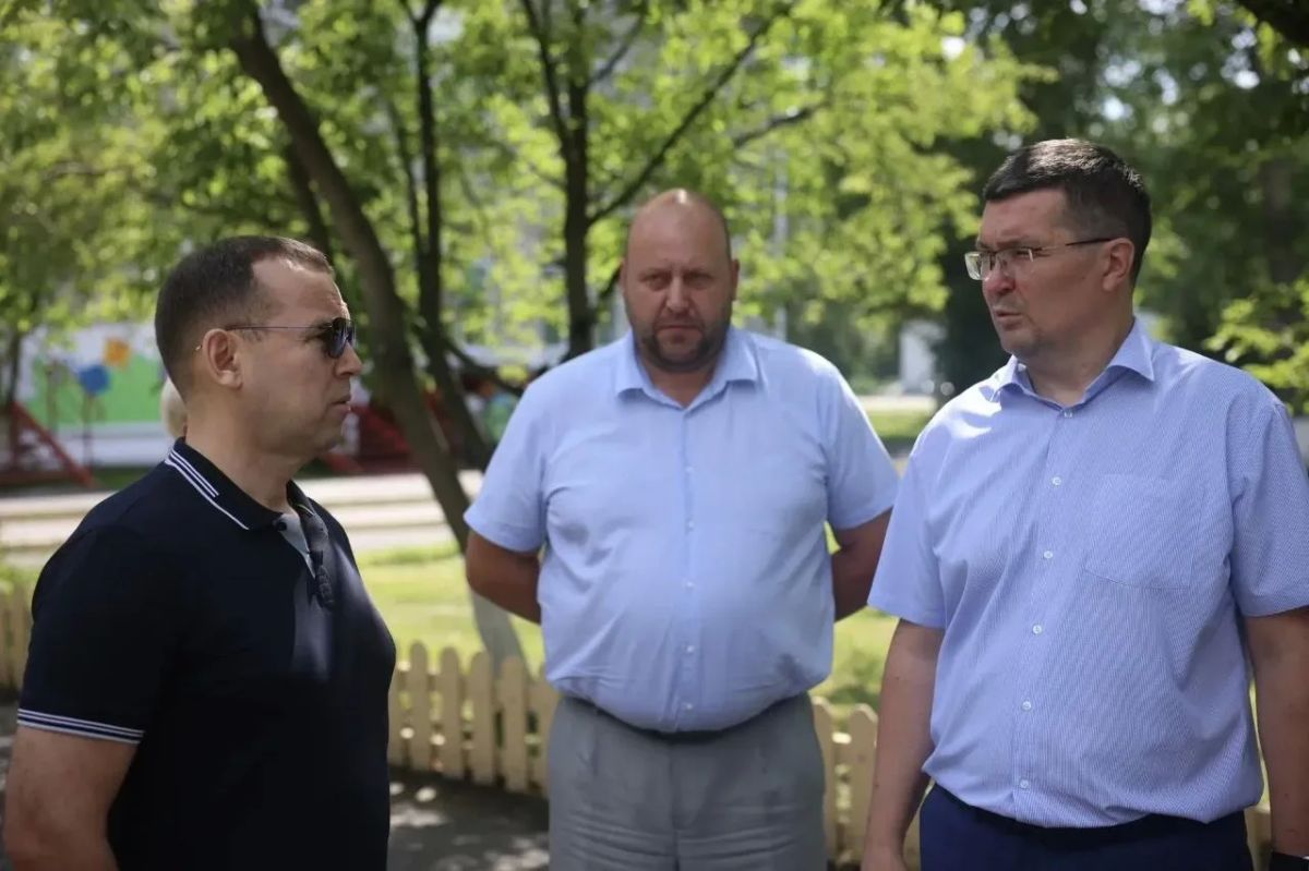 В ходе рабочей поездки в Мокроусовский округ губернатор Вадим Шумков оценил качество ремонтов образовательных учреждений, на обновление которых были направлены значительные бюджетные средства В ходе рабочей поездки в Мокроусовский округ губернатор Вадим Шумков оценил качество ремонтов образовательных учреждений, на обновление которых были направлены значительные бюджетные средства