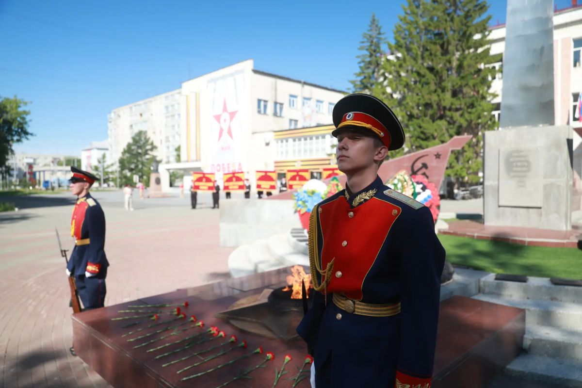 Сегодня, 22 июня, в День памяти и скорби, в Кургане состоялась церемония возложения цветов к Вечному огню Сегодня, 22 июня, в День памяти и скорби, в Кургане состоялась церемония возложения цветов к Вечному огню