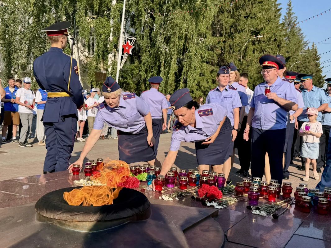 Сотрудники следственного управления приняли участие в акции «Свеча памяти» Сотрудники следственного управления приняли участие в акции «Свеча памяти»