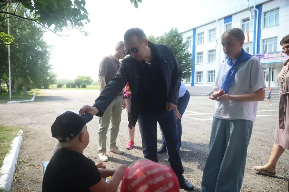 В ходе рабочей поездки в Мокроусовский округ губернатор Вадим Шумков оценил качество ремонтов образовательных учреждений, на обновление которых были направлены значительные бюджетные средства В ходе рабочей поездки в Мокроусовский округ губернатор Вадим Шумков оценил качество ремонтов образовательных учреждений, на обновление которых были направлены значительные бюджетные средства