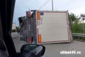 На Омском мосту в Кургане опрокинулась фура