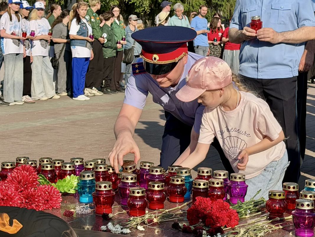 Сотрудники следственного управления приняли участие в акции «Свеча памяти» Сотрудники следственного управления приняли участие в акции «Свеча памяти»