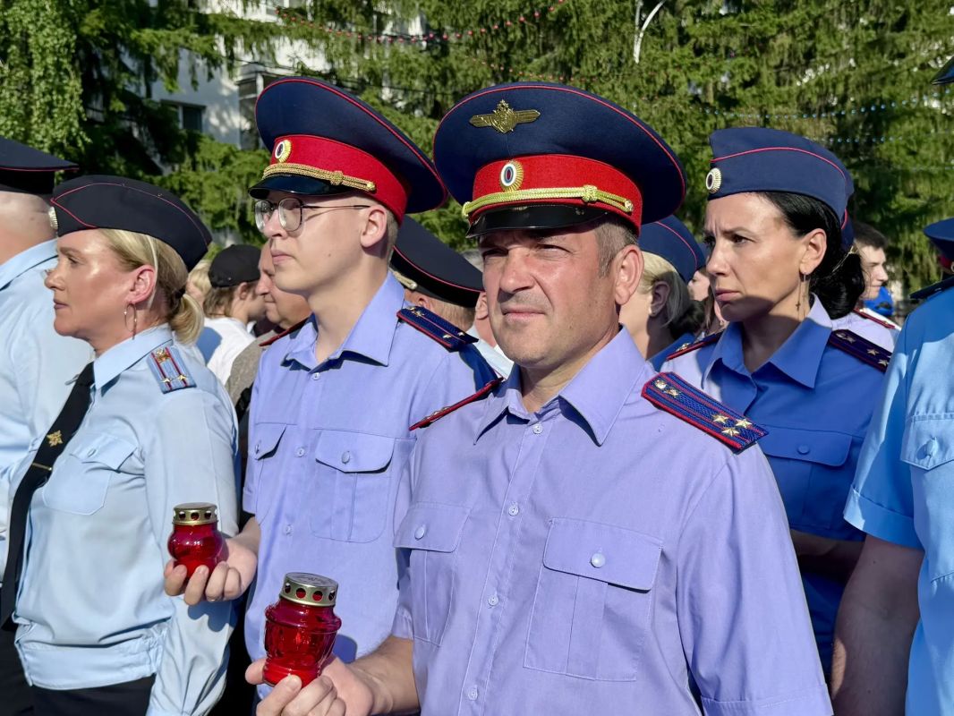Сотрудники следственного управления приняли участие в акции «Свеча памяти» Сотрудники следственного управления приняли участие в акции «Свеча памяти»
