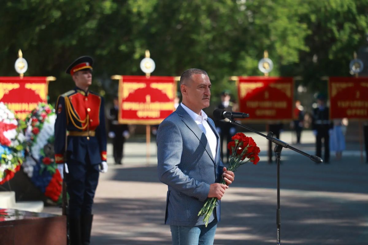 Сегодня, 22 июня, в День памяти и скорби, в Кургане состоялась церемония возложения цветов к Вечному огню Сегодня, 22 июня, в День памяти и скорби, в Кургане состоялась церемония возложения цветов к Вечному огню