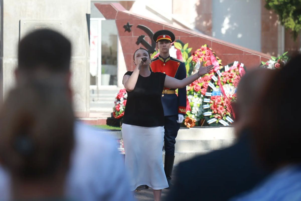 Сегодня, 22 июня, в День памяти и скорби, в Кургане состоялась церемония возложения цветов к Вечному огню Сегодня, 22 июня, в День памяти и скорби, в Кургане состоялась церемония возложения цветов к Вечному огню