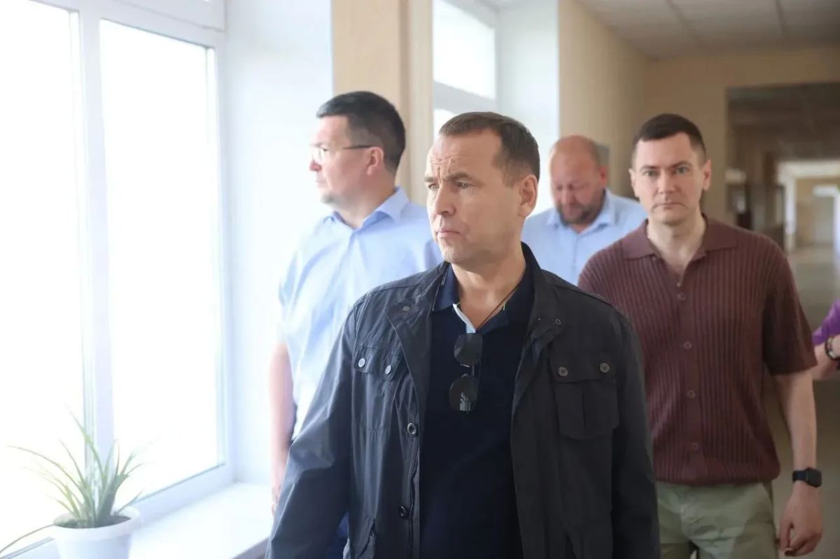 В ходе рабочей поездки в Мокроусовский округ губернатор Вадим Шумков оценил качество ремонтов образовательных учреждений, на обновление которых были направлены значительные бюджетные средства