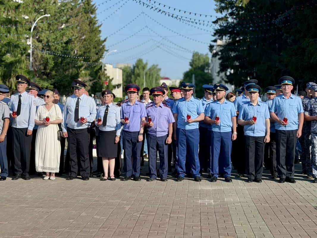 Сотрудники следственного управления приняли участие в акции «Свеча памяти» Сотрудники следственного управления приняли участие в акции «Свеча памяти»