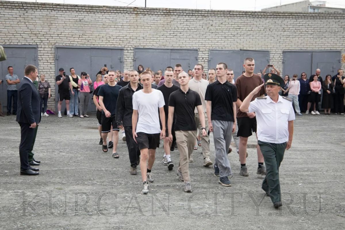 Сегодня на базе городского военного комиссариата состоялась очередная торжественная отправка призывников на военную службу по призыву Сегодня на базе городского военного комиссариата состоялась очередная торжественная отправка призывников на военную службу по призыву